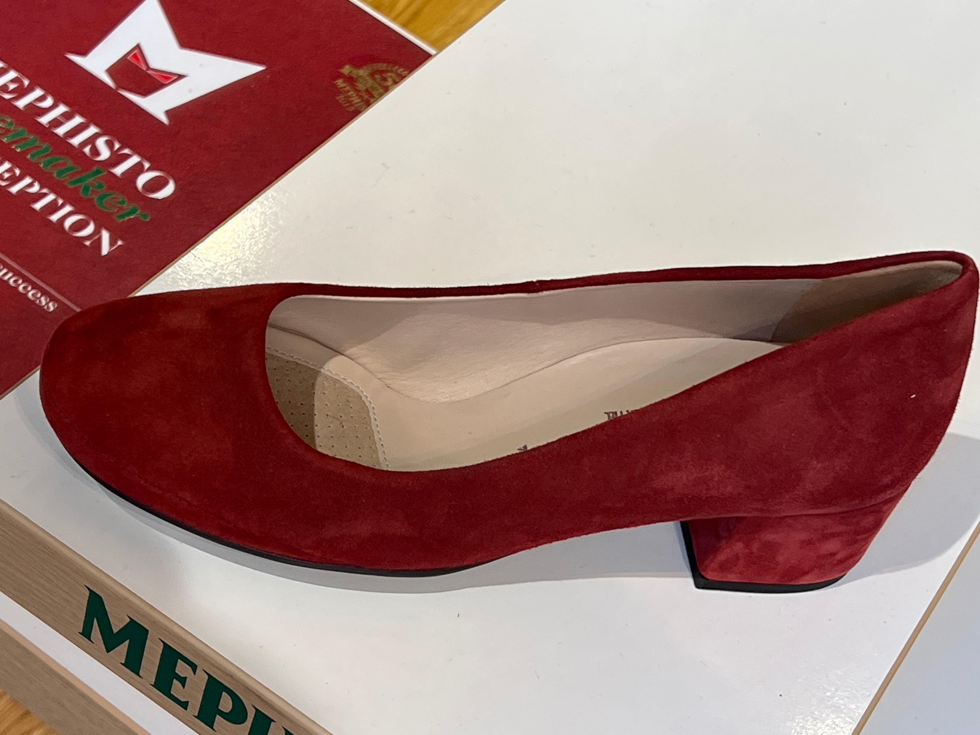 Women’s Sample shoe # 1024