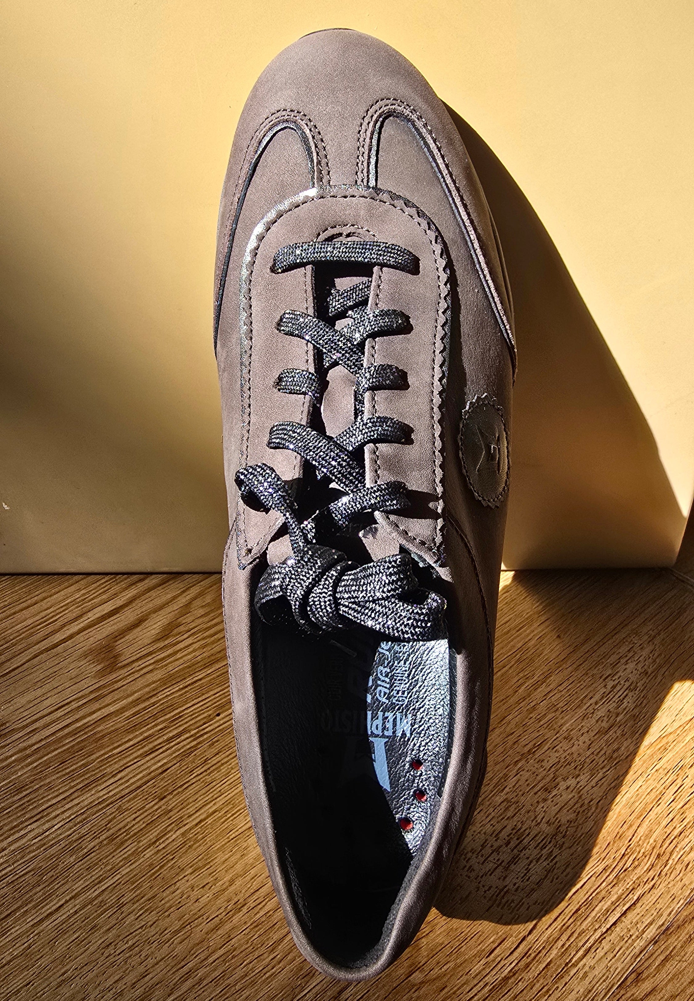 Women's Sample Second Yael brown size 6