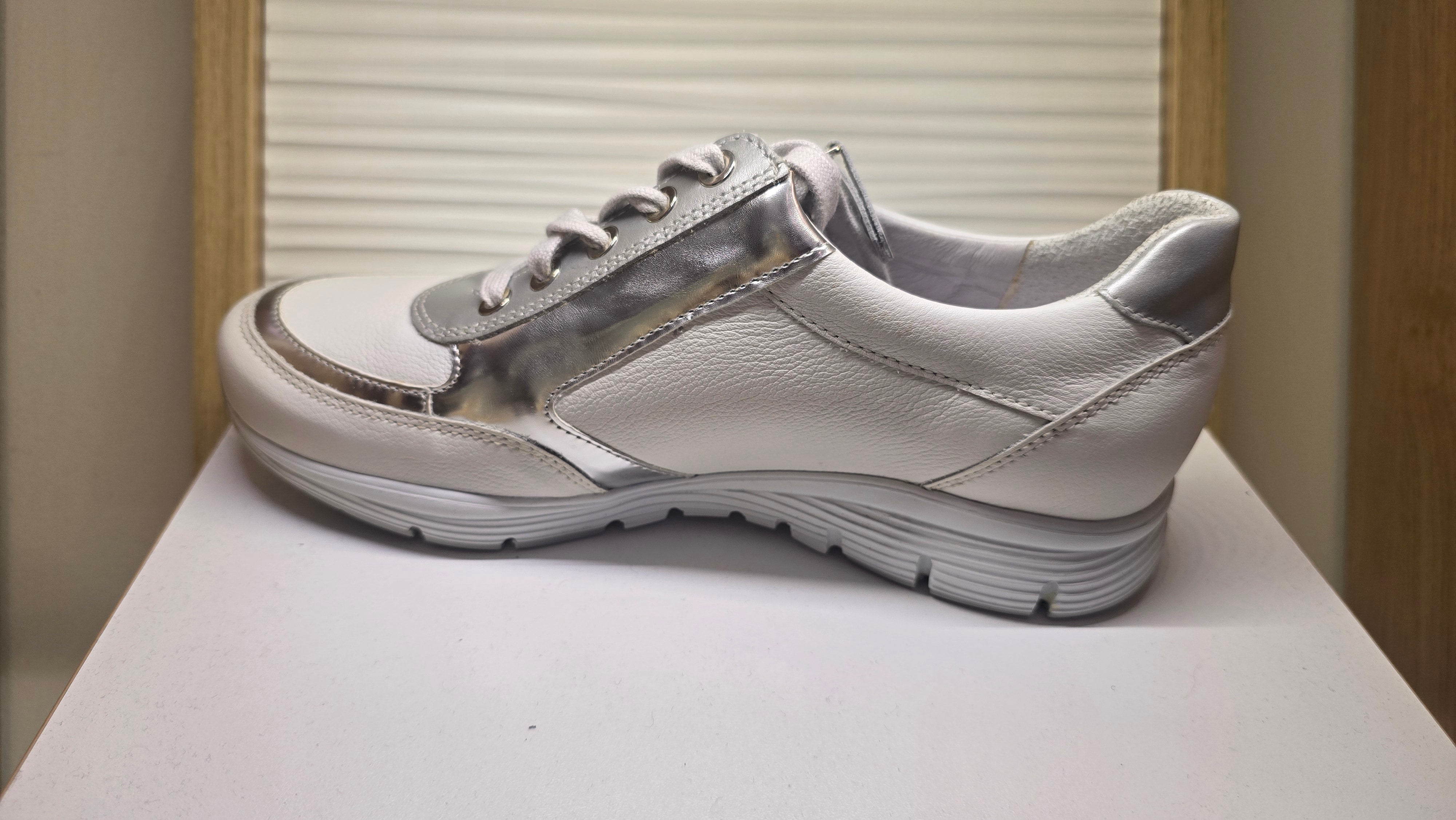 Women's Sample #958- MISMATCHED SIZES (Left-7.5, Right-7)