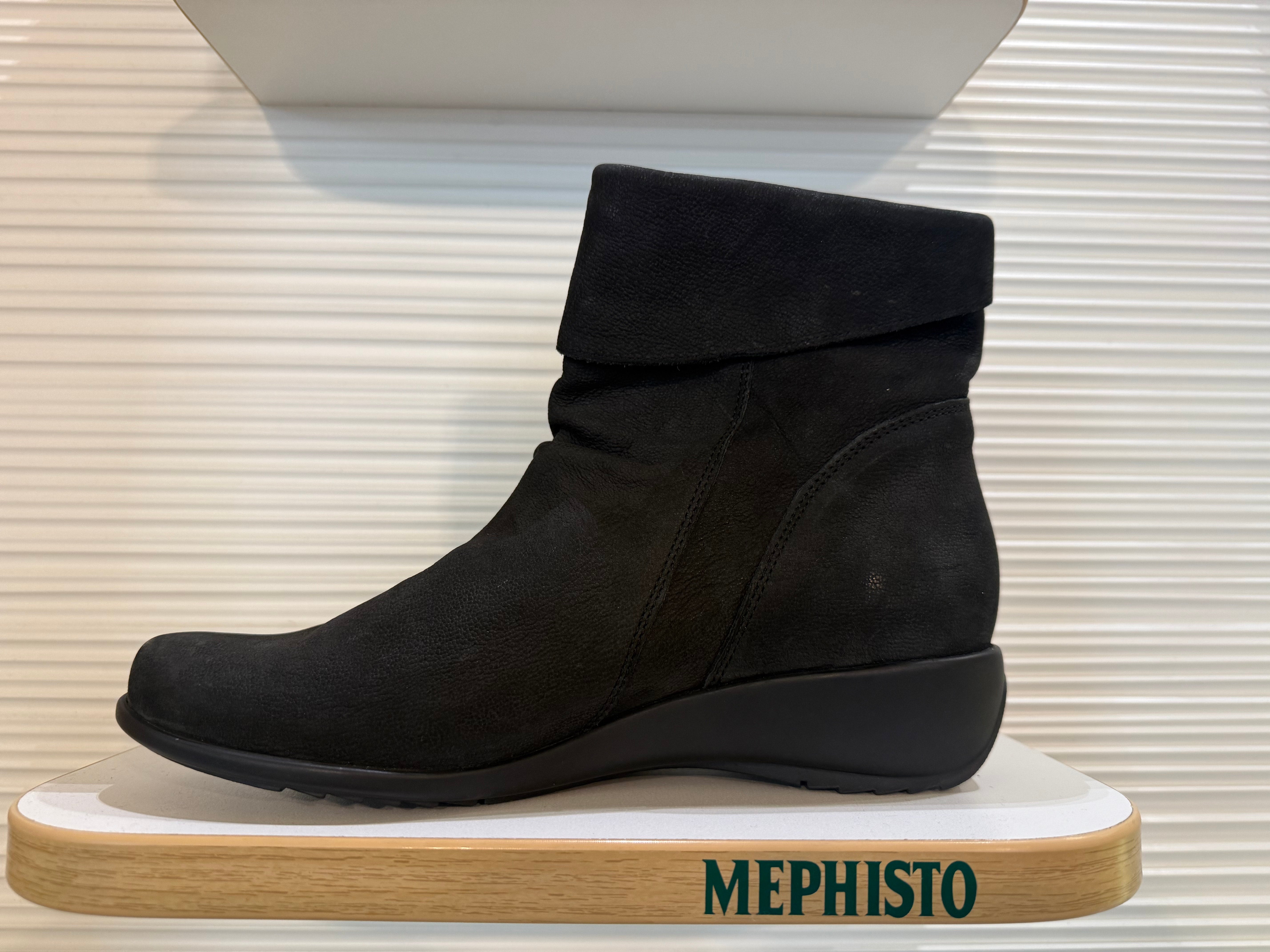 Women's Sample Second black boot size 7.5