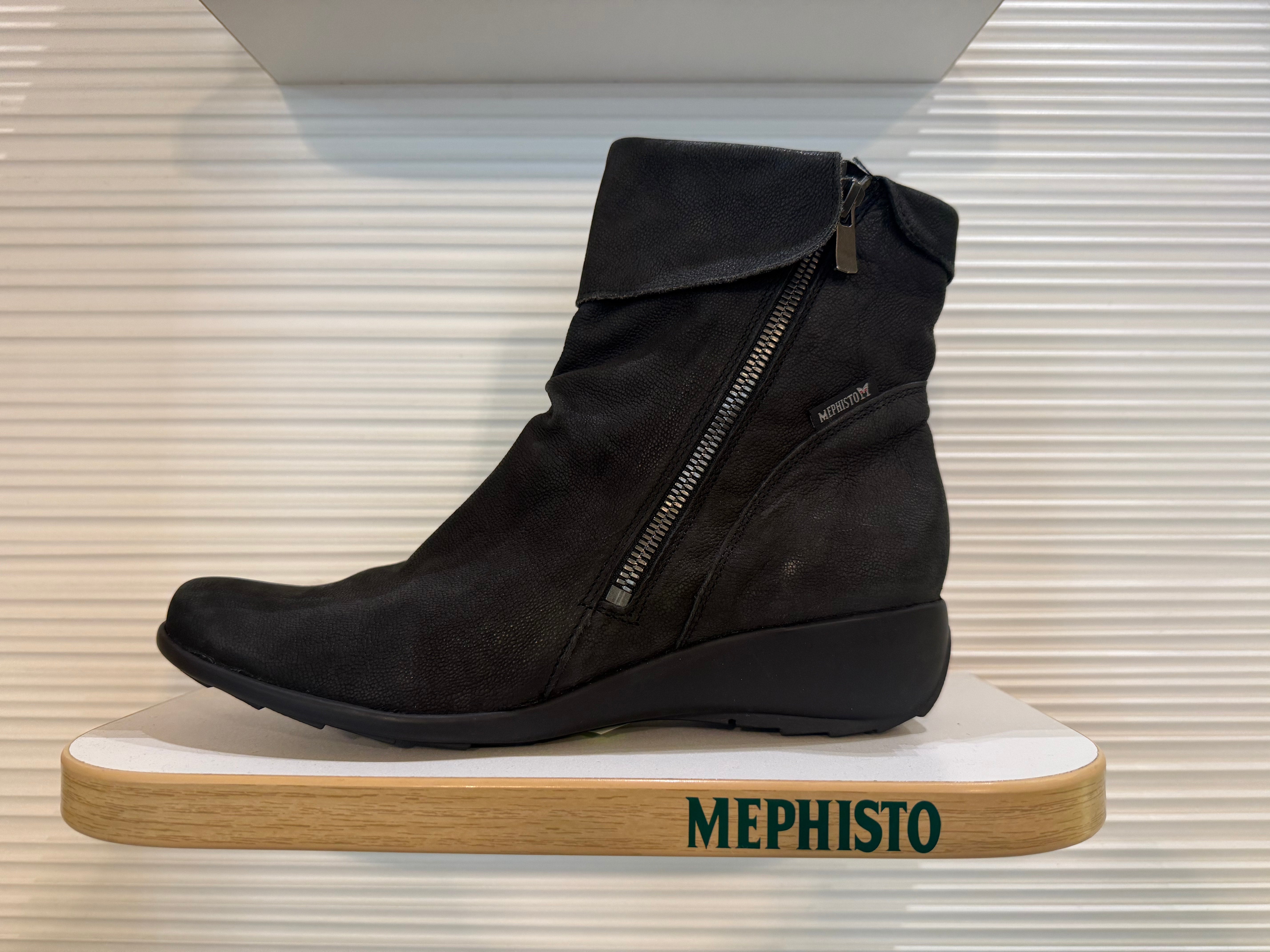 Women's Sample Second black boot size 7.5