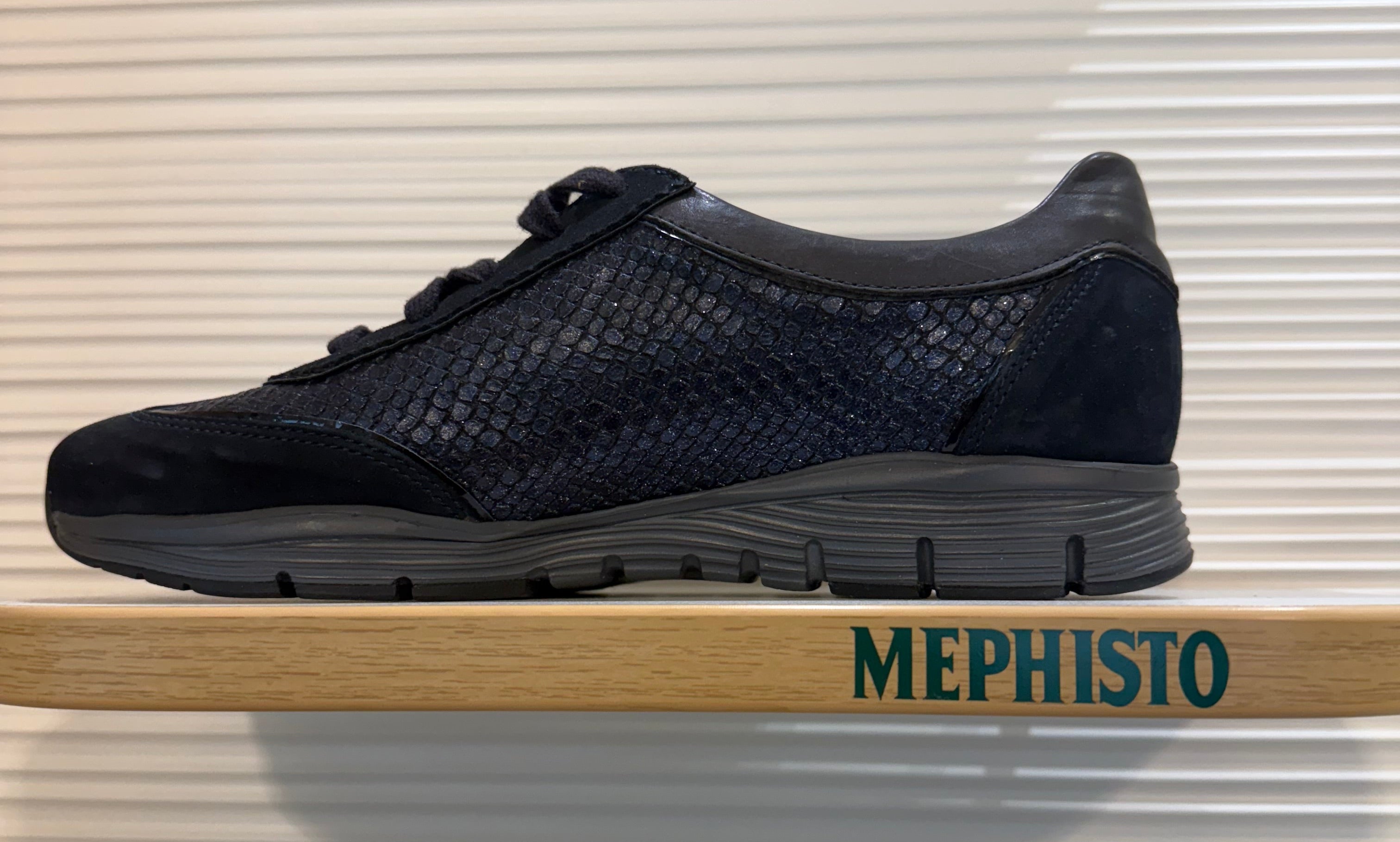 Women's Sample Second Yael Navy size 6.5