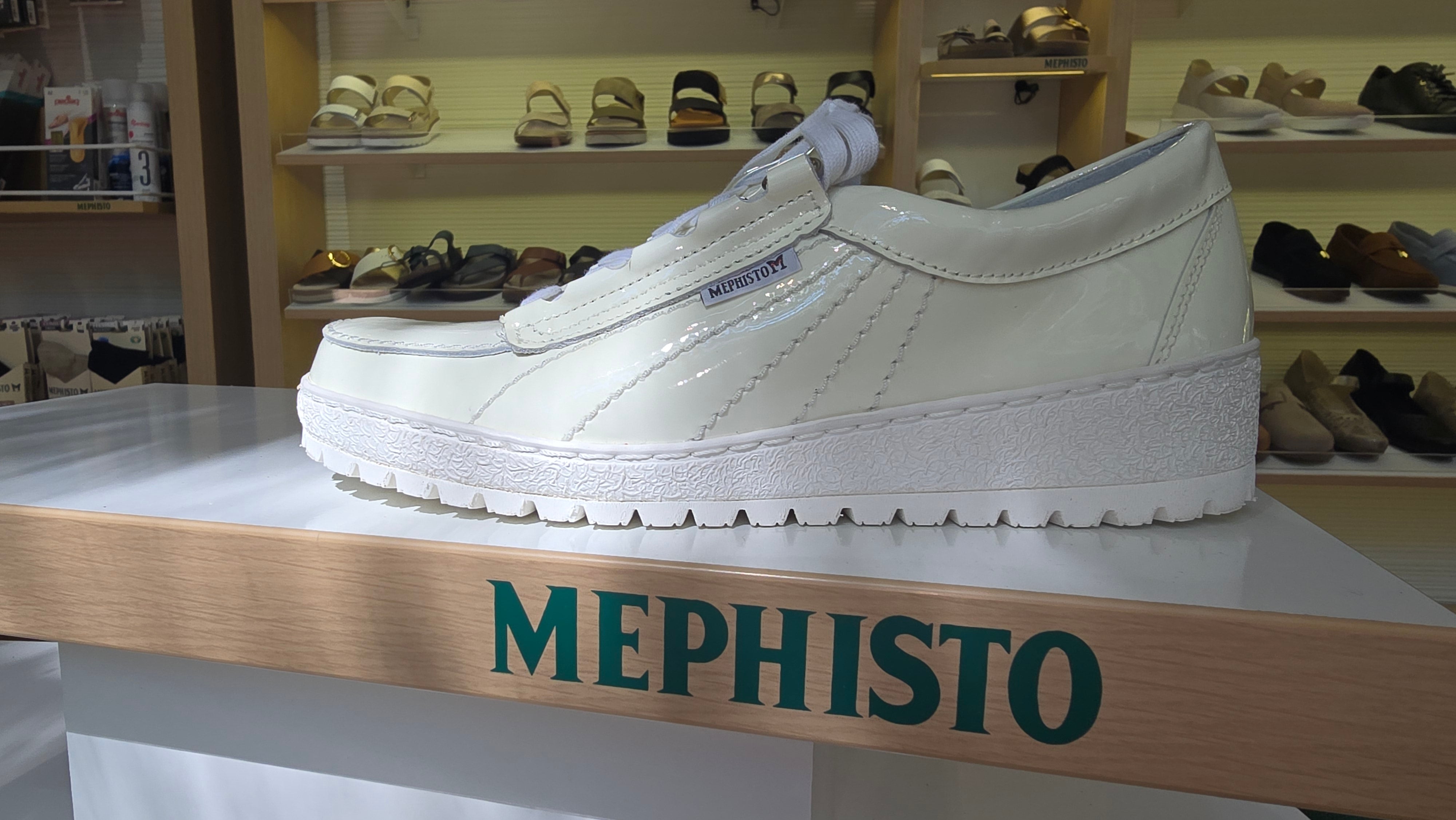 Women's Sample Second Lady white patent leather size 8.5