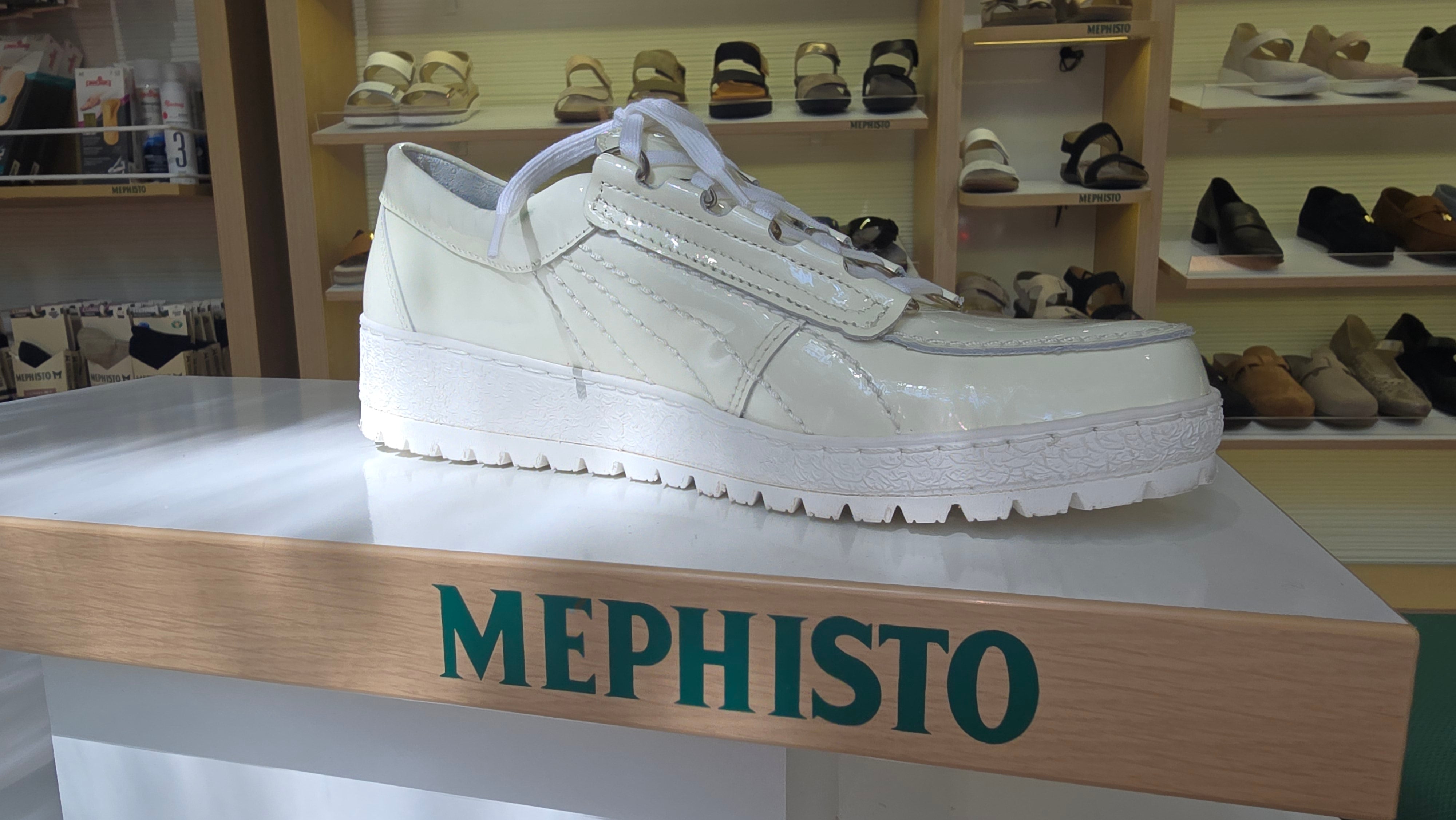 Women's Sample Second Lady white patent leather size 8.5