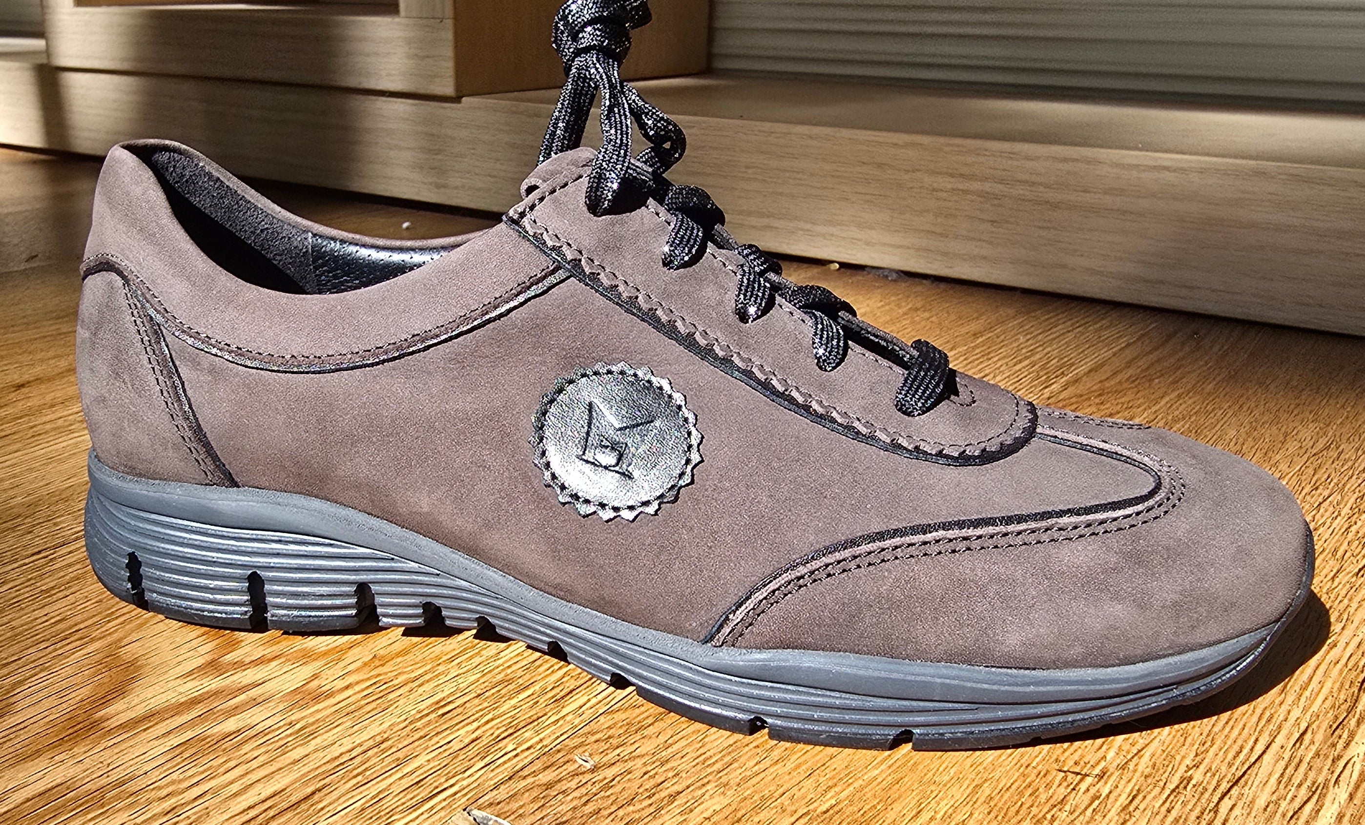 Women's Sample Second Yael brown size 6